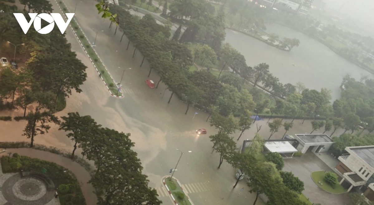 heavy overnight rain causes widespread flooding in hanoi picture 6