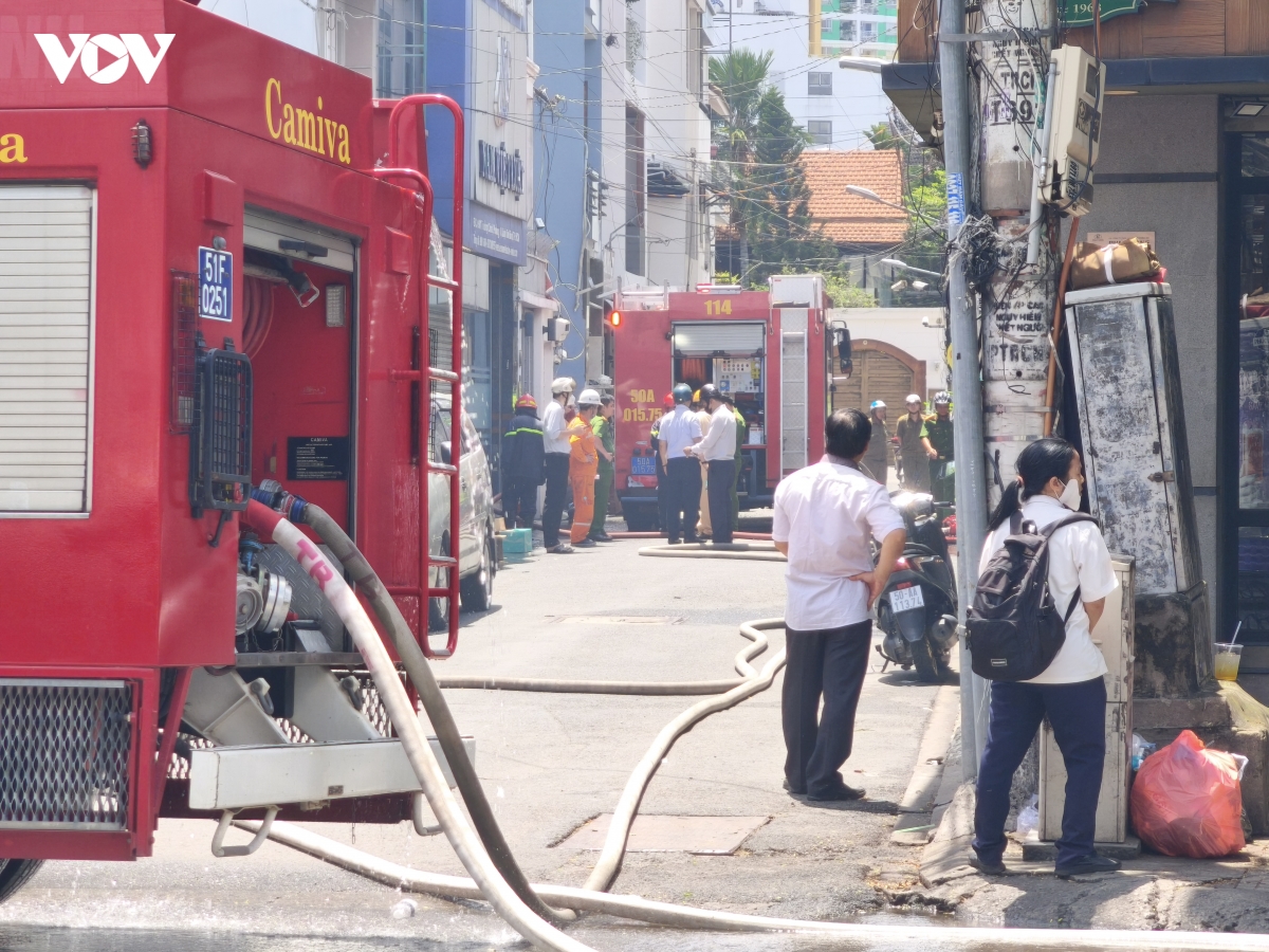 Cháy kho hàng cạnh chợ Võ Thành Trang ở TP.HCM, tiểu thương hoảng loạn