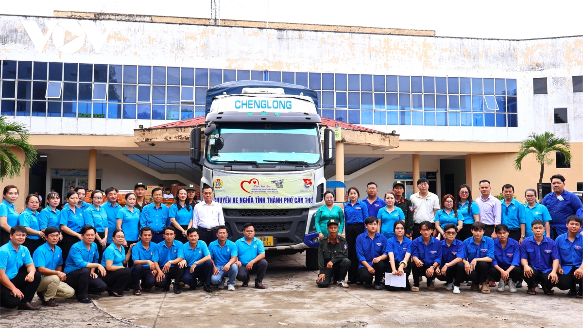 “Chuyến xe nghĩa tình” từ Cần Thơ đến với bà con vùng bão lũ