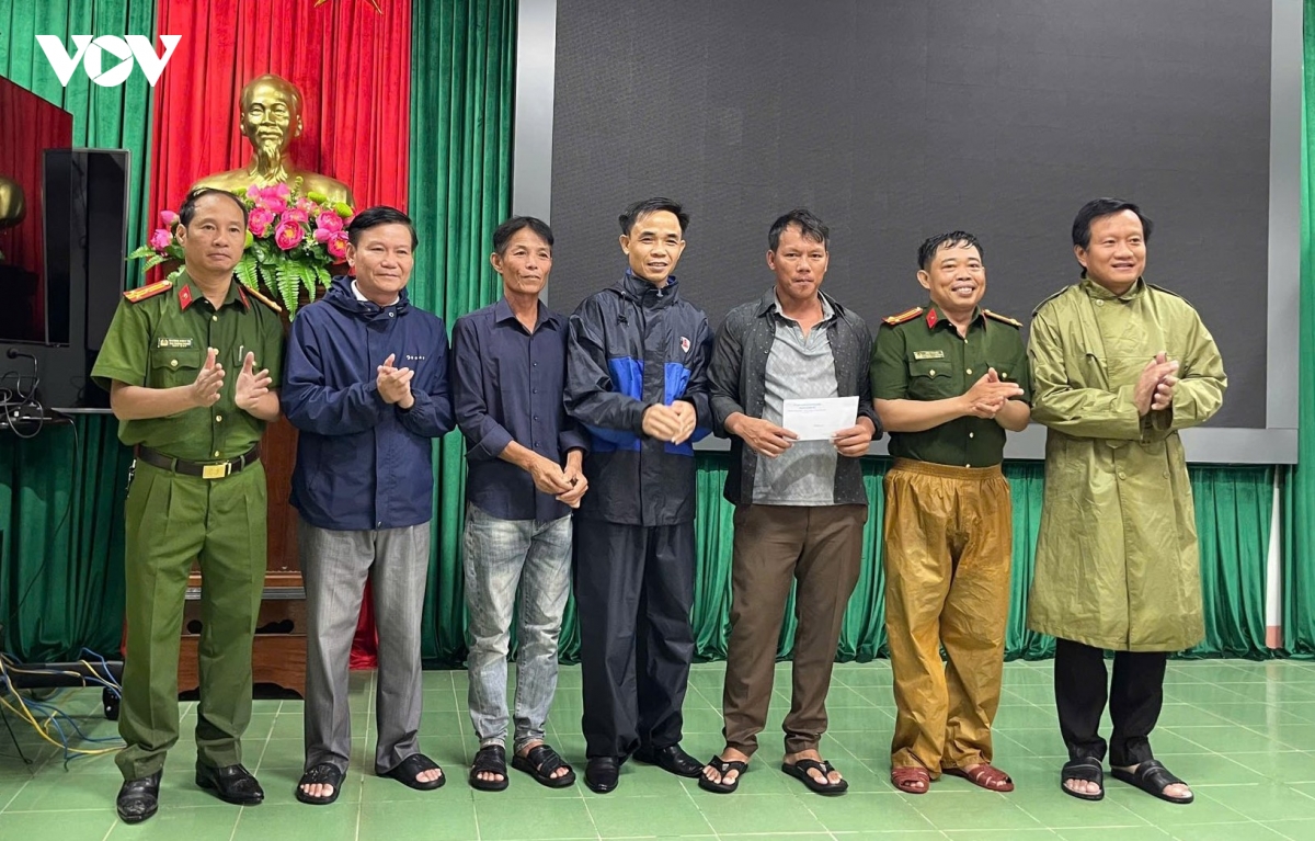 quang tri khen thuong 3 ca nhan dung cam cuu nguoi o cua viet hinh anh 2
