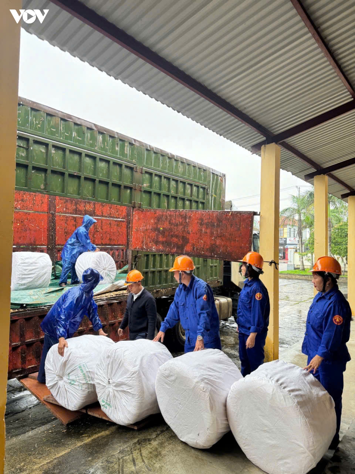 xuat cap hang du tru quoc gia ho tro tp.hue khac phuc hau qua thien tai hinh anh 1