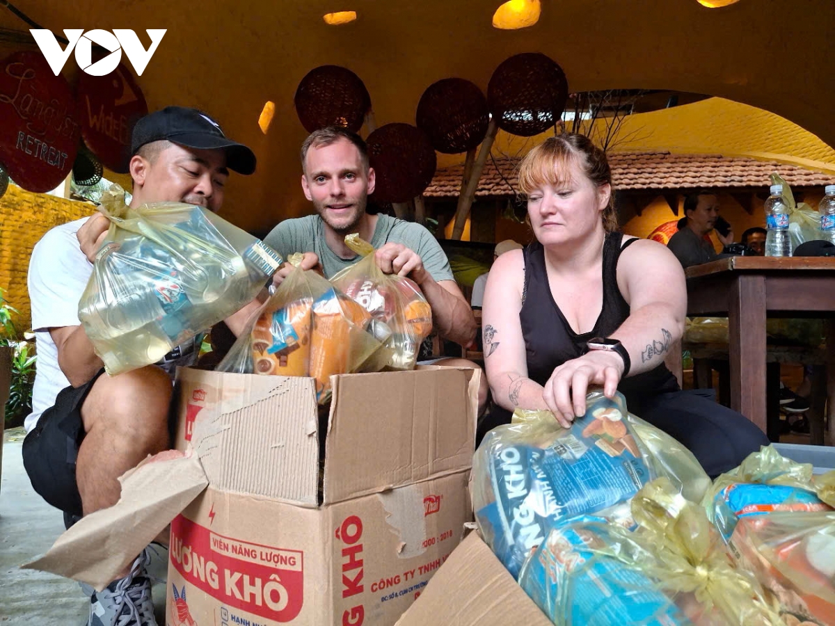 Du khách nước ngoài ủng hộ tiền, hàng giúp người dân vùng lũ Hội An