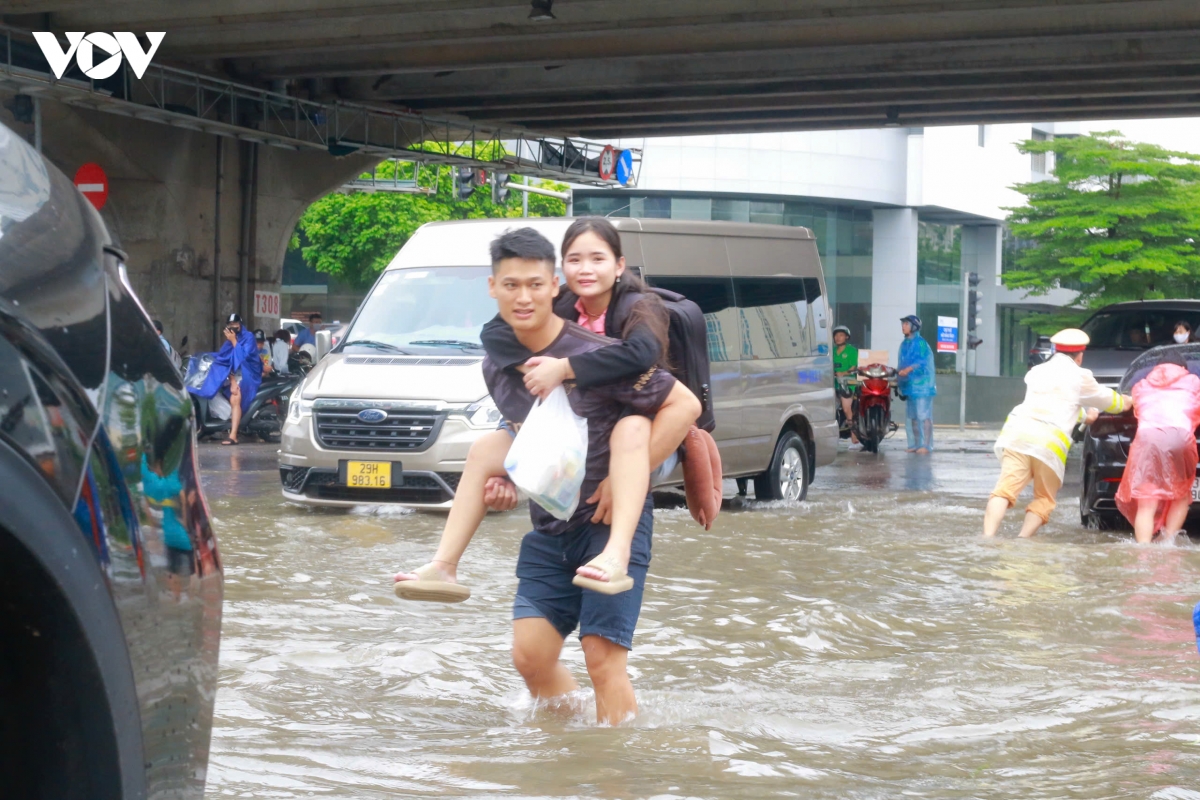 gia xe om tang gap 4 lan, ben xe my Dinh diu hiu trong bien nuoc o ha noi hinh anh 3