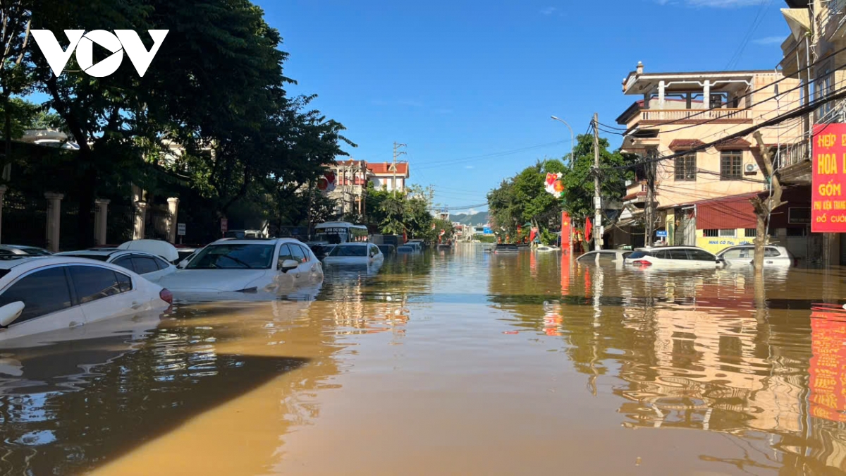 Xót xa hàng loạt ô tô chìm trong lũ lụt lịch sử ở Thái Nguyên
