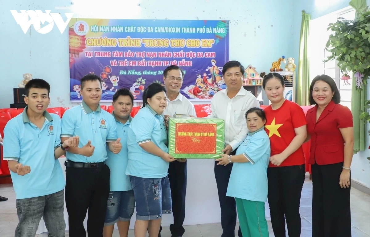 hang nghin phan qua trung thu den voi tre em ngheo va tre em mien nui o Da nang hinh anh 6