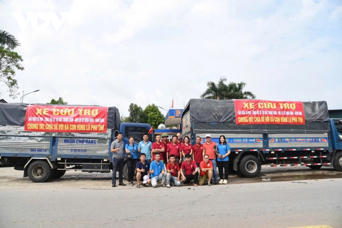 Lái xe cần biết điều kiện để xe chở hàng cứu trợ bão lũ được miễn phí đường bộ