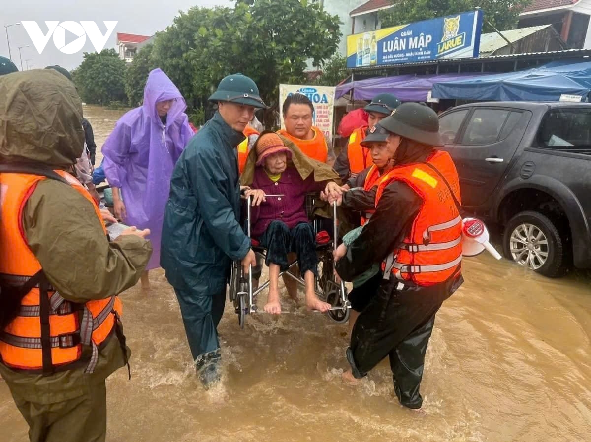 Bộ đội Biên phòng Đà Nẵng vượt lũ, cứu trợ hàng nghìn người dân vùng ngập sâu