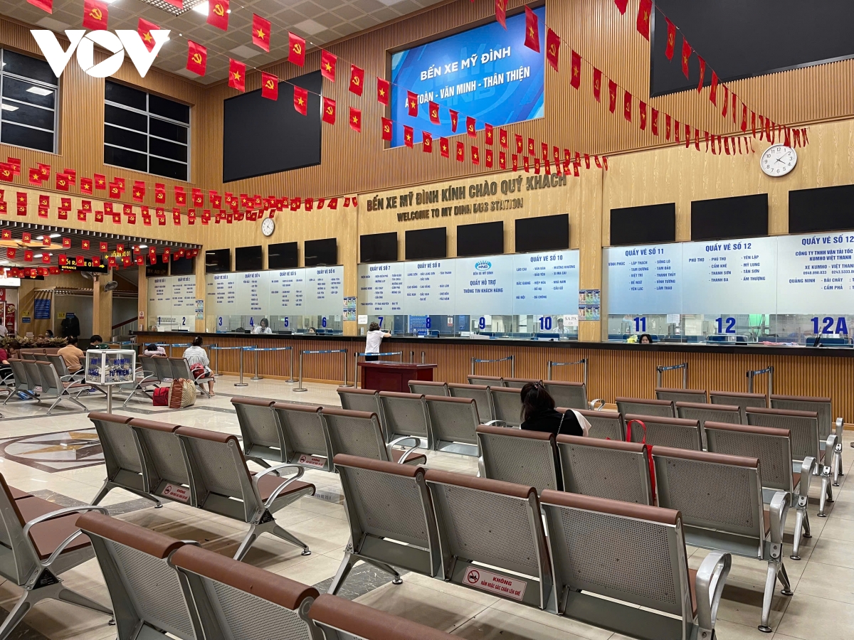 Giá xe ôm tăng gấp 4 lần, bến xe Mỹ Đình “đìu hiu” trong biển nước ở Hà Nội