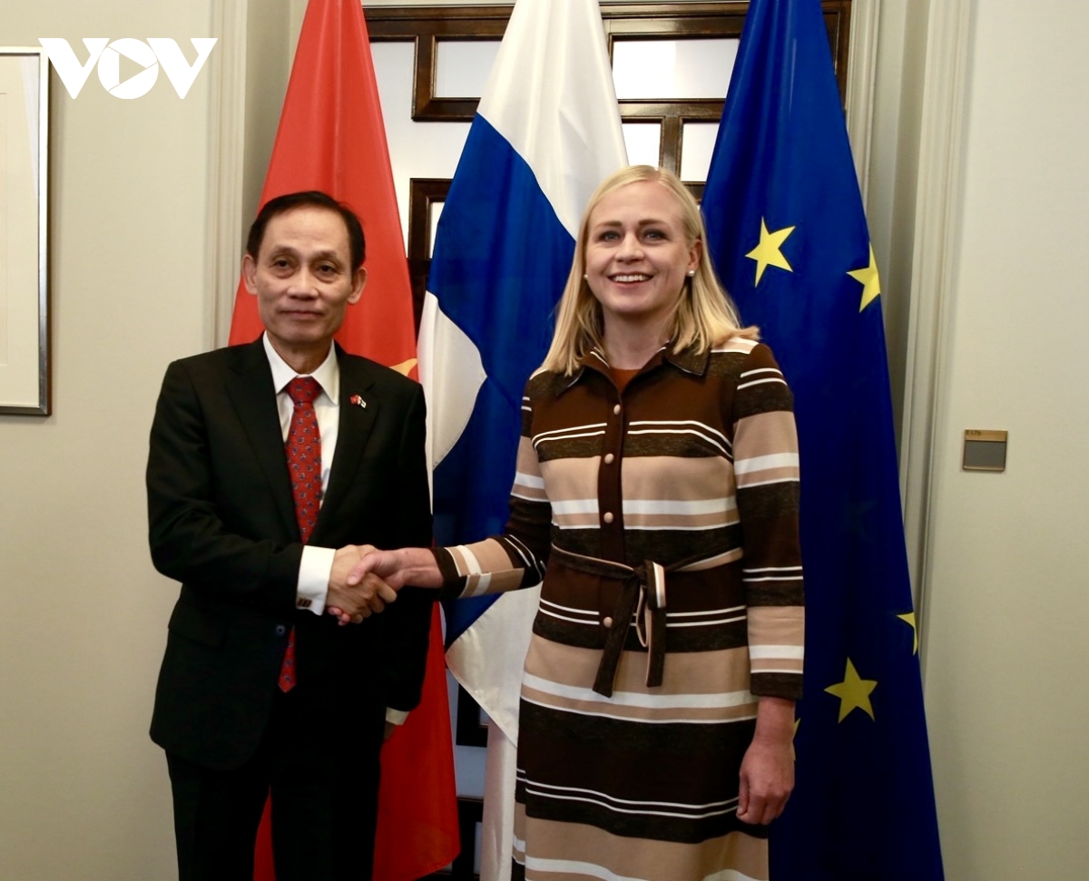 Quyền Bộ trưởng Ngoại giao Lê Hoài Trung gặp Bộ trưởng Ngoại giao Phần Lan