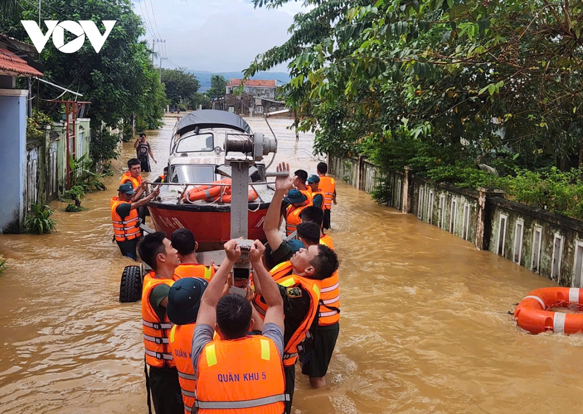 Hạ lưu sông Thu Bồn, nước rút bớt nhưng vẫn còn ngập sâu