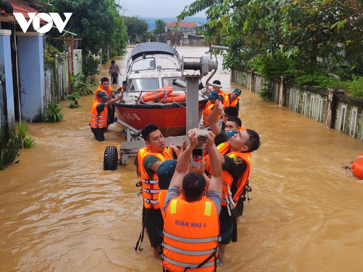 Bộ đội Quân khu 5 hành quân xuyên đêm cứu người giữa dòng lũ dữ