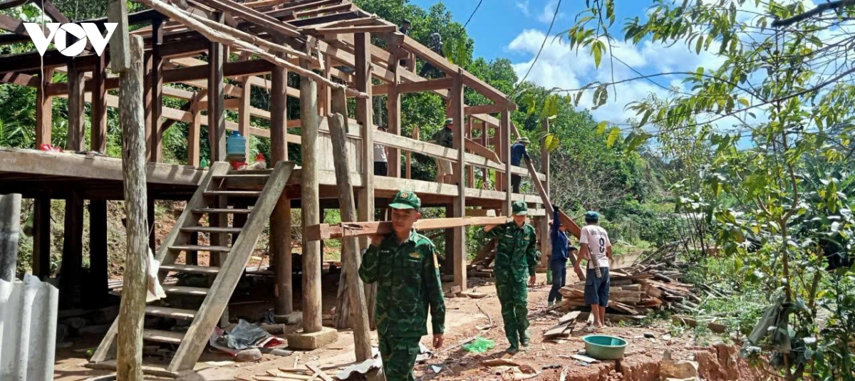 nguoi linh bien phong thanh diem tua cua dan vung lu hinh anh 2