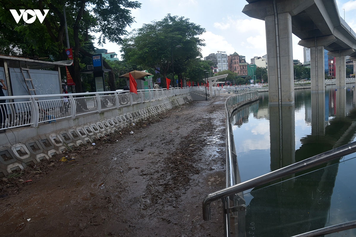 ho hoang cau ha noi ca chet thoi, rac thai bua vay, bun dat be bet sau mua bao hinh anh 10