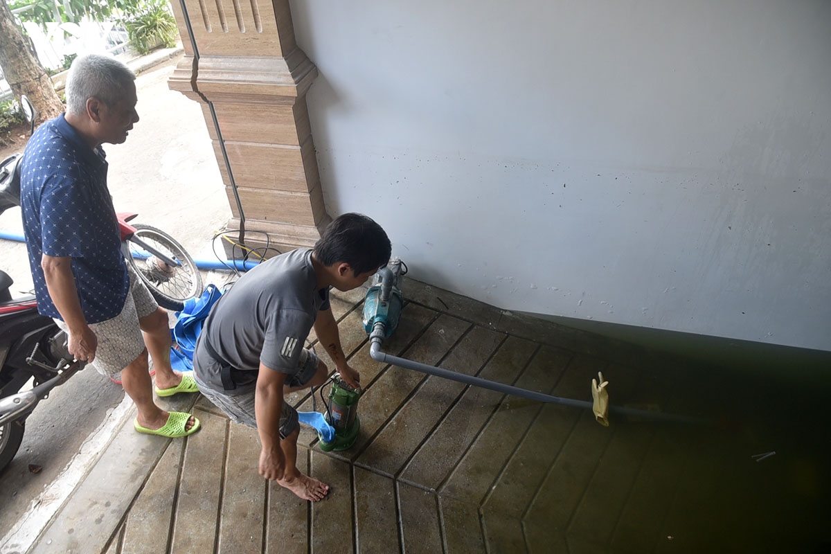 ho hoang cau ha noi ca chet thoi, rac thai bua vay, bun dat be bet sau mua bao hinh anh 1