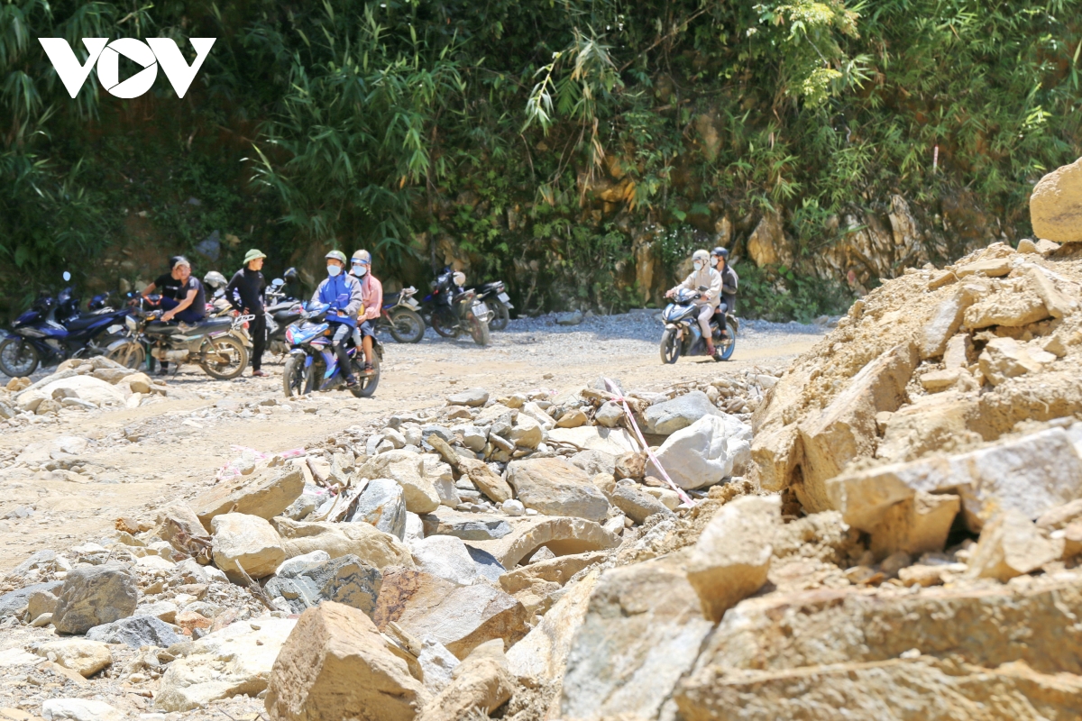 Tái thiết bộ máy và trách nhiệm với dân nơi tuyến đầu: 1 người làm việc bằng 3