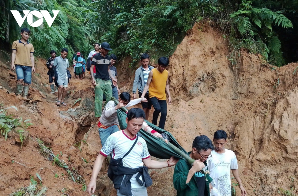 Cán bộ xã vượt mưa lũ lớn đến với dân