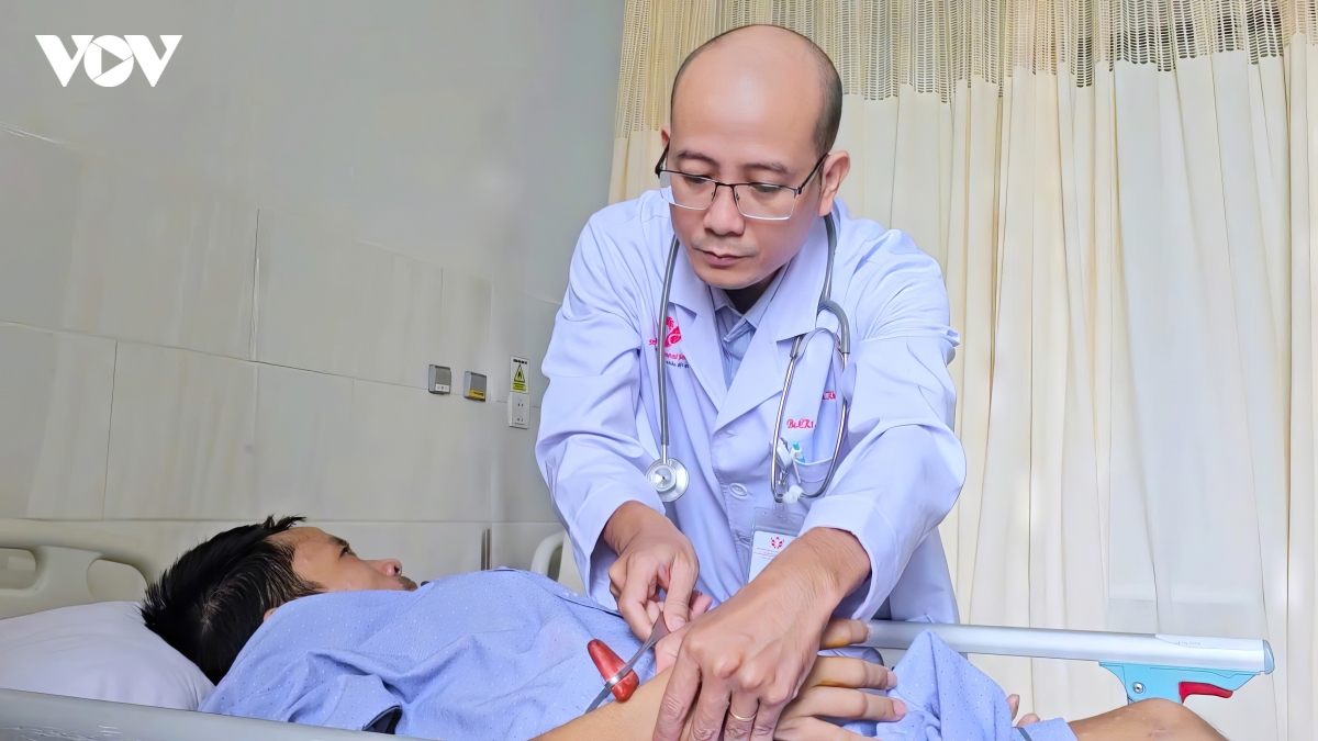 cuu chua benh nhan bi ro dong tinh mach cot song tren nen gu veo nang hinh anh 1