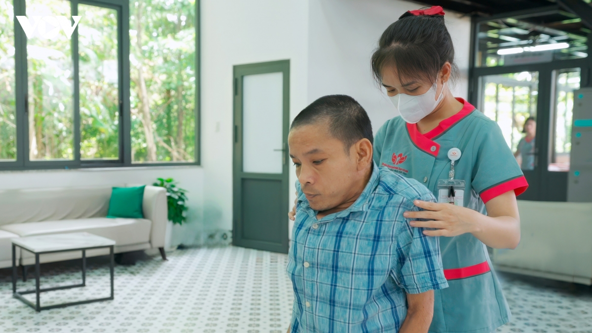 cuu chua benh nhan bi ro dong tinh mach cot song tren nen gu veo nang hinh anh 2