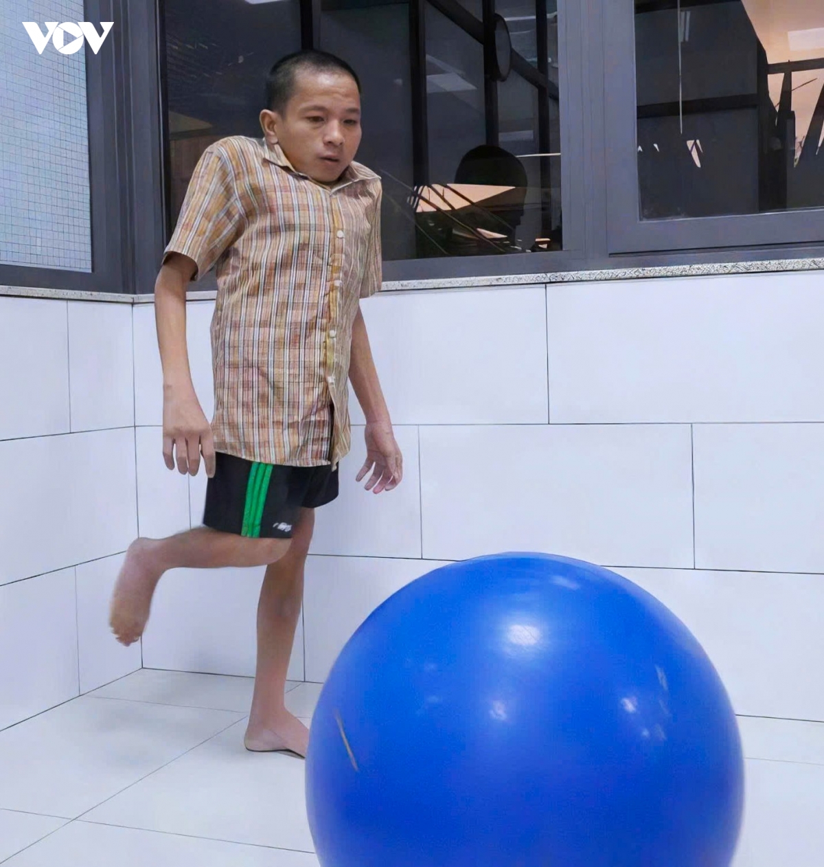 cuu chua benh nhan bi ro dong tinh mach cot song tren nen gu veo nang hinh anh 3