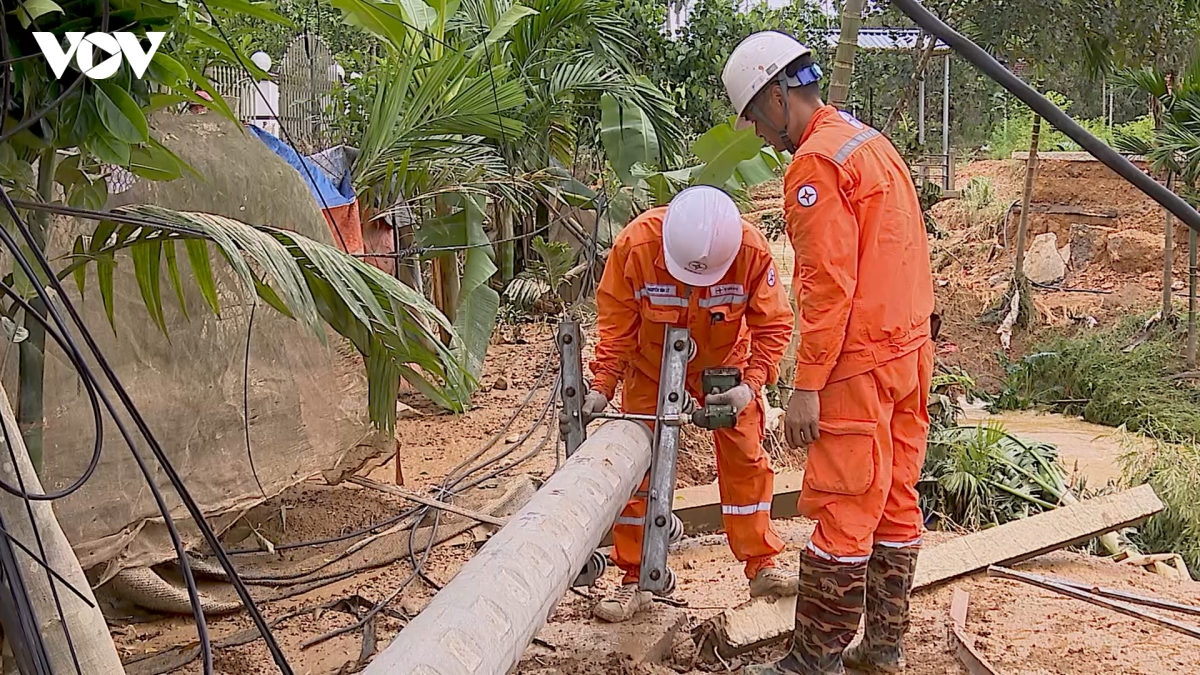 no luc cap dien tro lai cho nguoi dan vung lu lao cai hinh anh 1