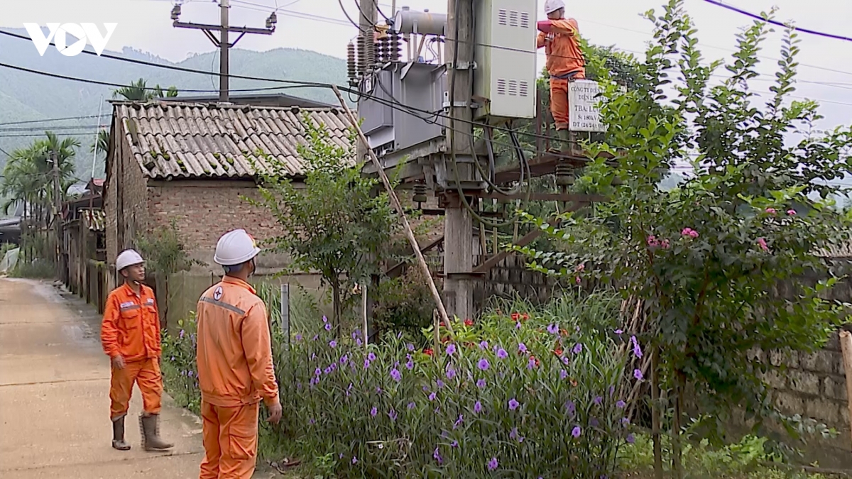 no luc cap dien tro lai cho nguoi dan vung lu lao cai hinh anh 2