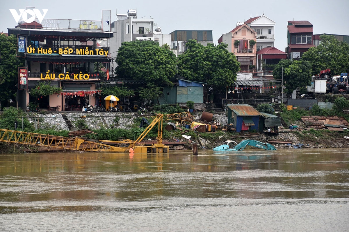 cau Duong moi cho vo giua dong nuoc xiet, may moc chim trong lu hinh anh 3