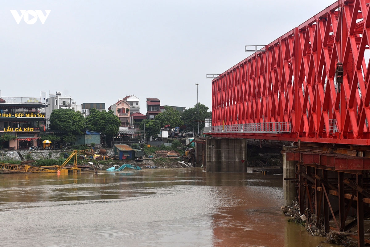 cau Duong moi cho vo giua dong nuoc xiet, may moc chim trong lu hinh anh 4