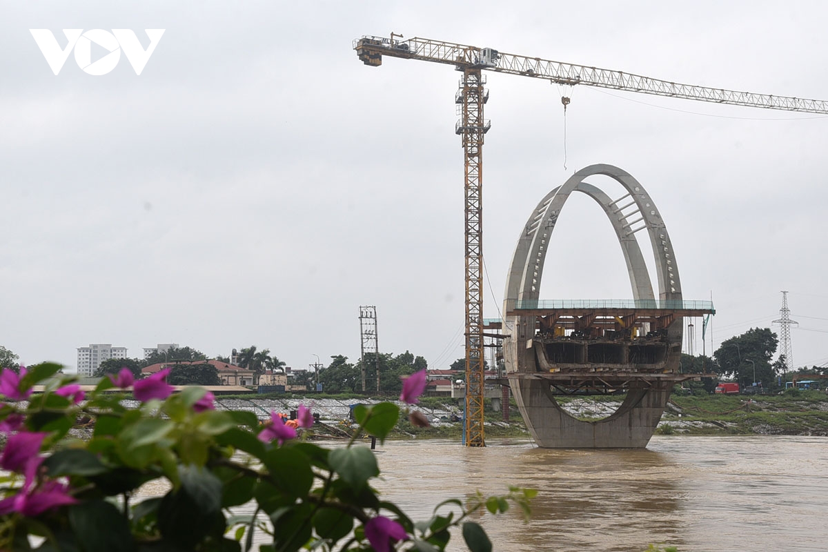 Cầu Đuống mới chơ vơ giữa dòng nước xiết, máy móc chìm trong lũ