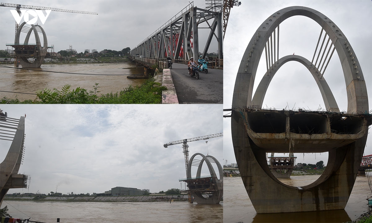 cau Duong moi cho vo giua dong nuoc xiet, may moc chim trong lu hinh anh 1