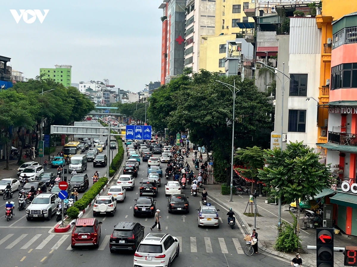 ha noi bat ngo rao dong cau long bien, nguoi dan ngo ngac, un tac keo dai hinh anh 13