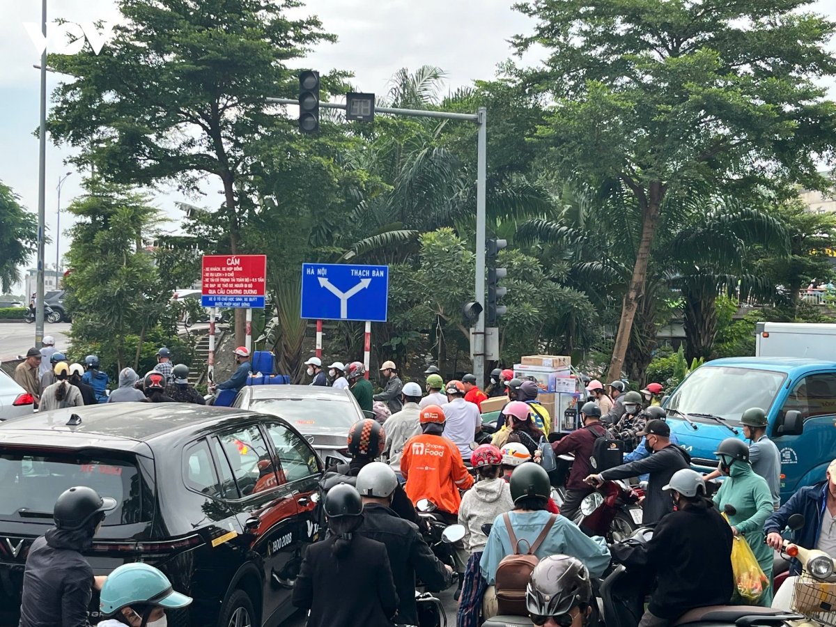 ha noi bat ngo rao dong cau long bien, nguoi dan ngo ngac, un tac keo dai hinh anh 6