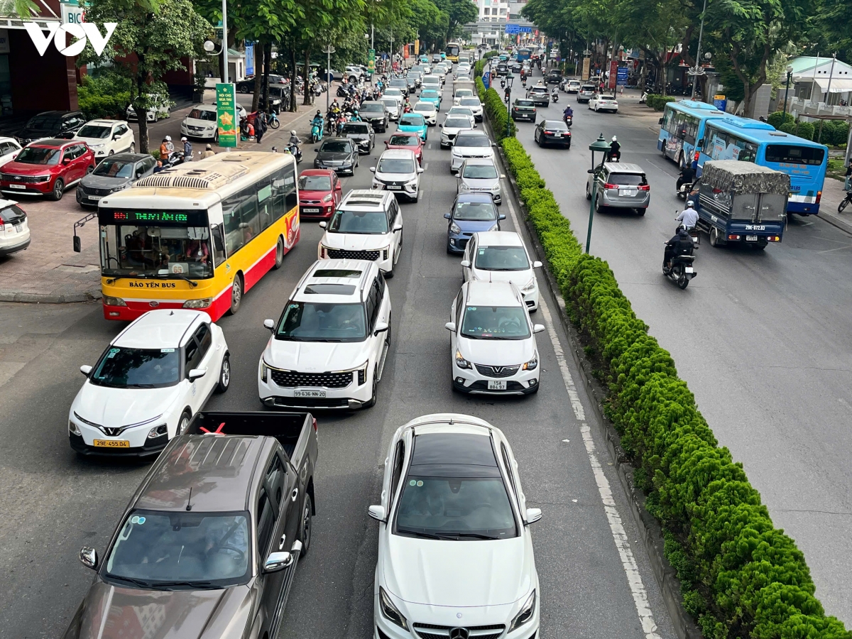 ha noi bat ngo rao dong cau long bien, nguoi dan ngo ngac, un tac keo dai hinh anh 11