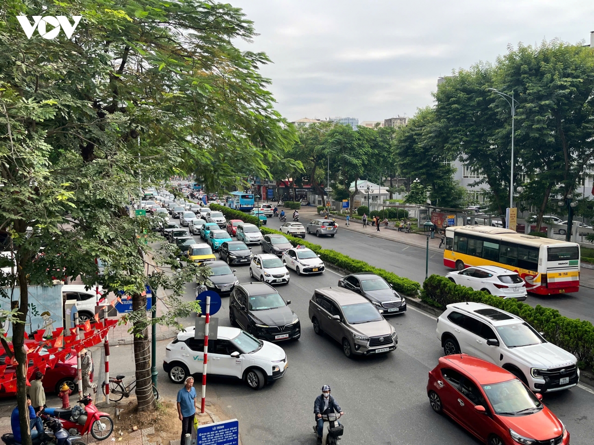 ha noi bat ngo rao dong cau long bien, nguoi dan ngo ngac, un tac keo dai hinh anh 10