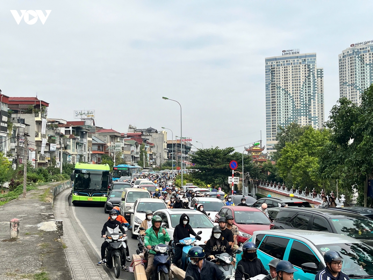 ha noi bat ngo rao dong cau long bien, nguoi dan ngo ngac, un tac keo dai hinh anh 12