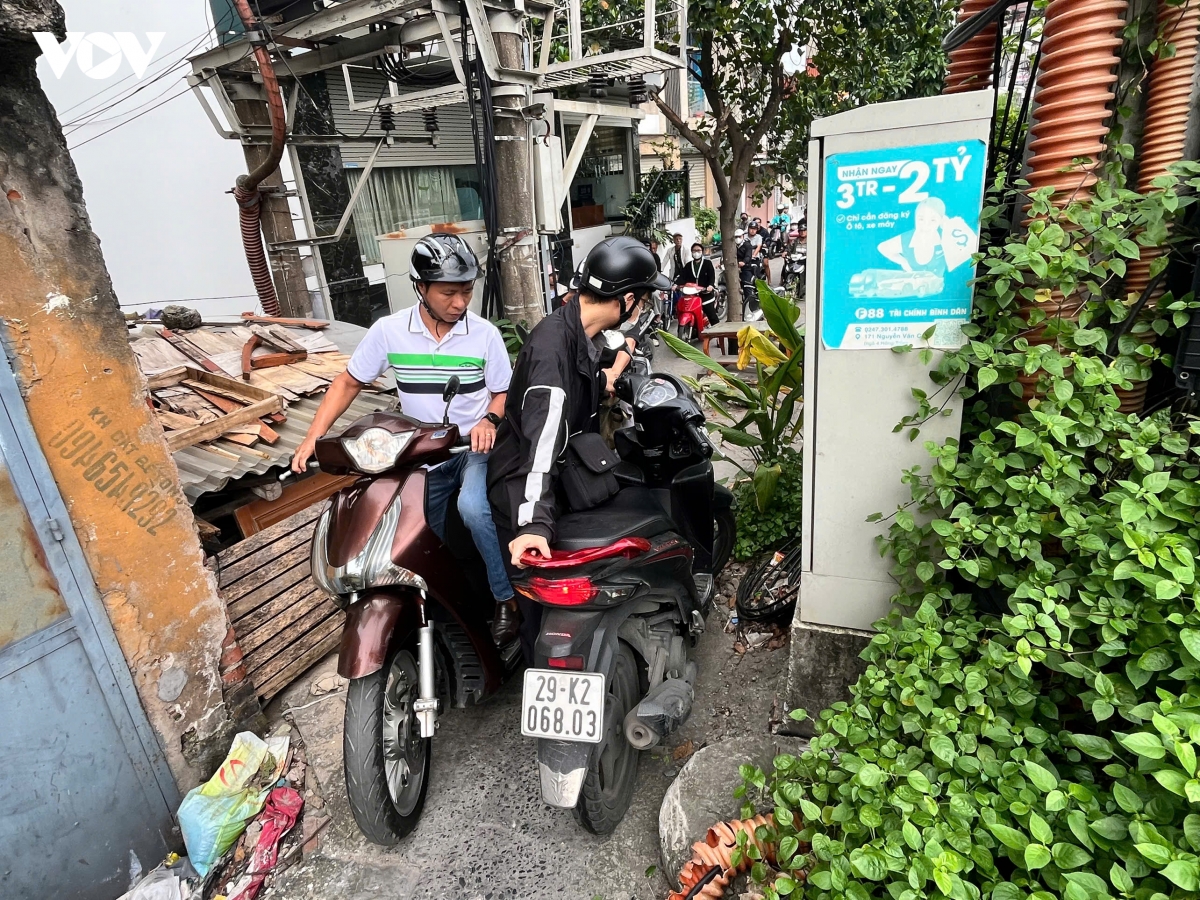 ha noi bat ngo rao dong cau long bien, nguoi dan ngo ngac, un tac keo dai hinh anh 5