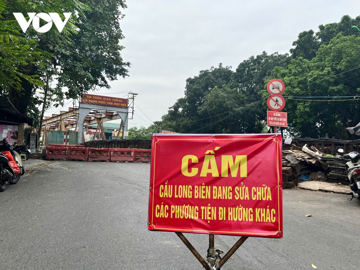 Hà Nội bất ngờ rào đóng cầu Long Biên, người dân ngơ ngác, ùn tắc kéo dài