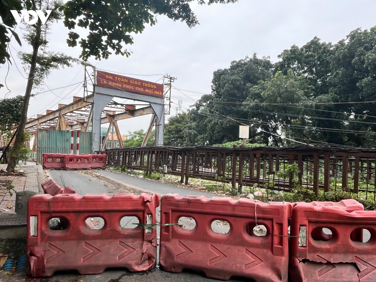 ha noi bat ngo rao dong cau long bien, nguoi dan ngo ngac, un tac keo dai hinh anh 2