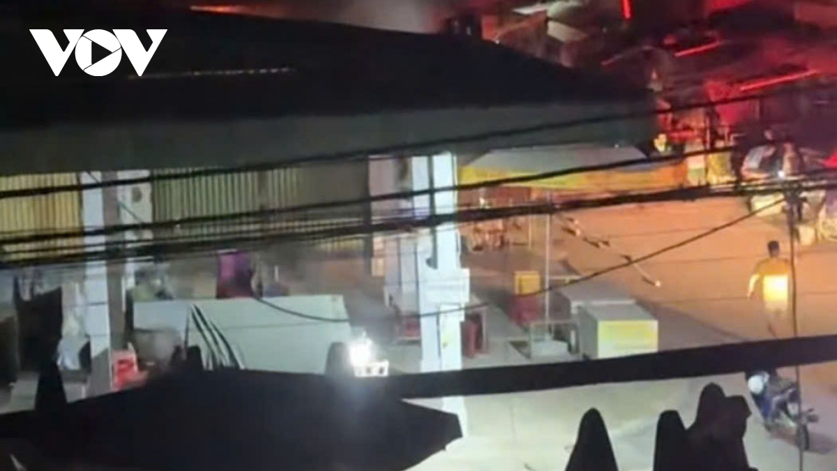 Cháy chợ Bình Hàng Tây ở Đồng Tháp, 9 ki ốt bị thiêu rụi