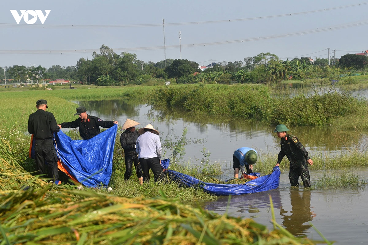 cong an ngam minh trong nuoc lu, gat lua giup dan ngoai thanh ha noi hinh anh 4