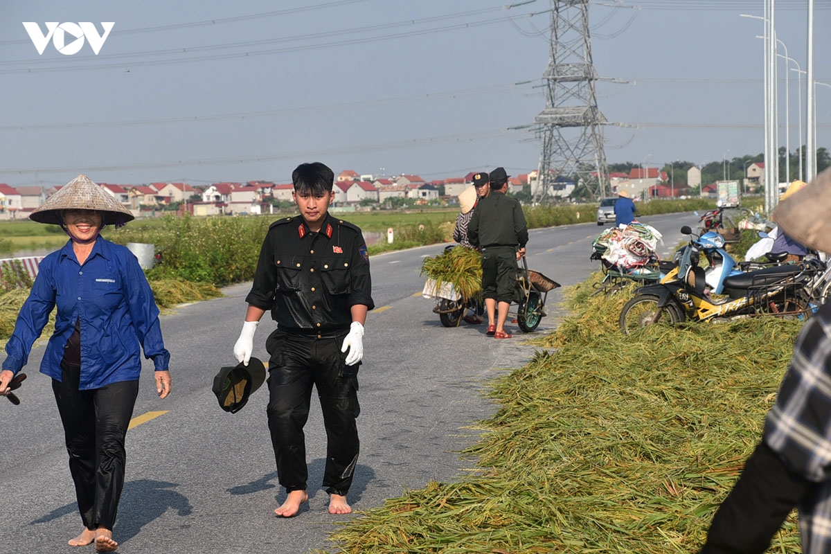 cong an ngam minh trong nuoc lu, gat lua giup dan ngoai thanh ha noi hinh anh 8