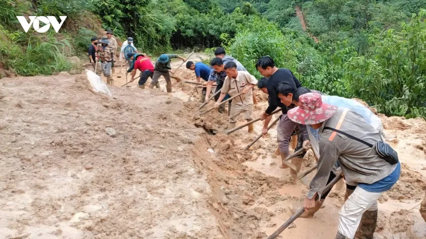lao cai don luc khac phuc hau qua mua lu hinh anh 3