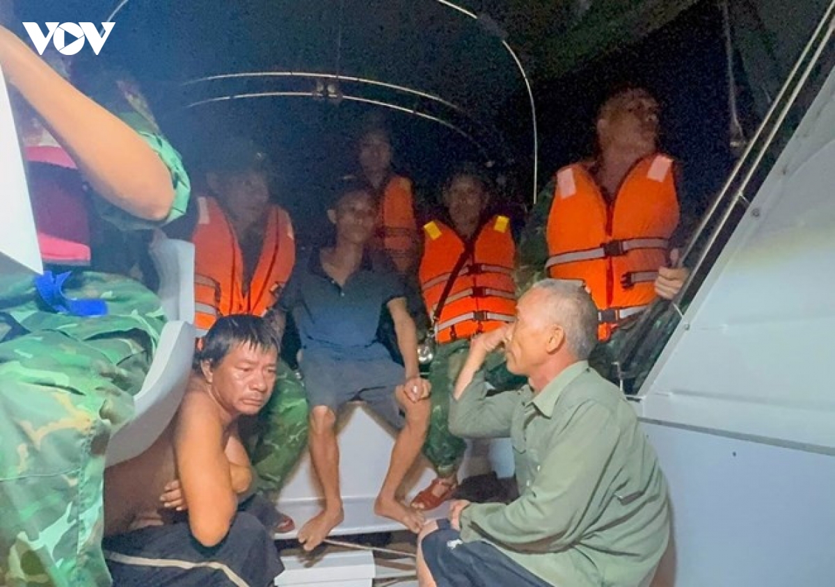 bo doi bien phong hai phong cuu 3 thuyen vien tren tau ca bi chim hinh anh 1