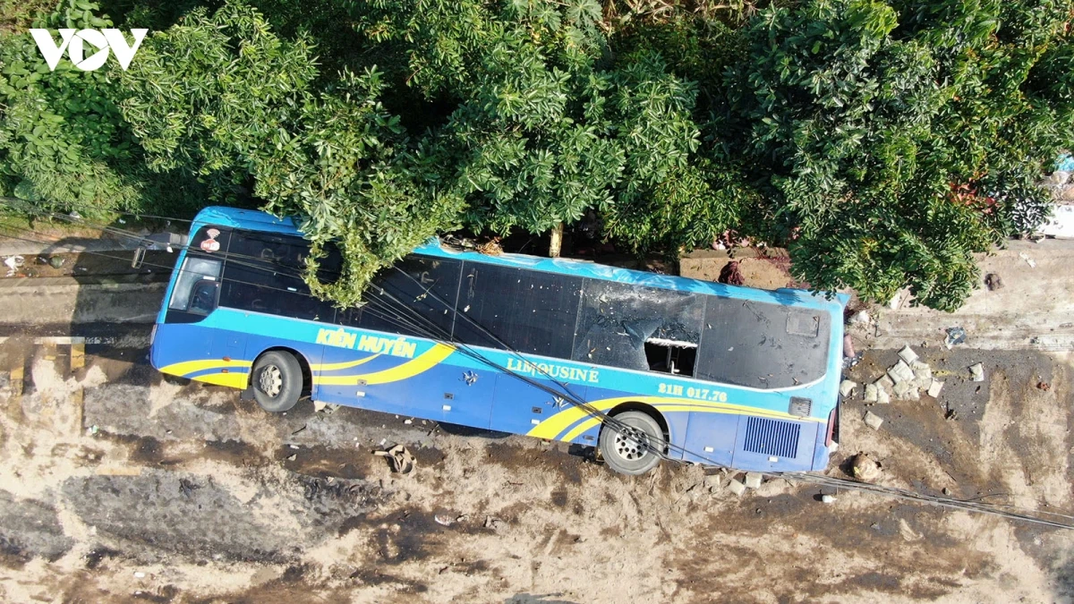 xe khach lat tren duong tinh 172, lao cai khien 3 nguoi tu vong hinh anh 3