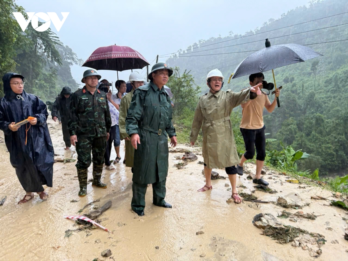 Tư lệnh Quân khu 5 kiểm tra công tác ứng cứu nhân dân vùng ngập lụt