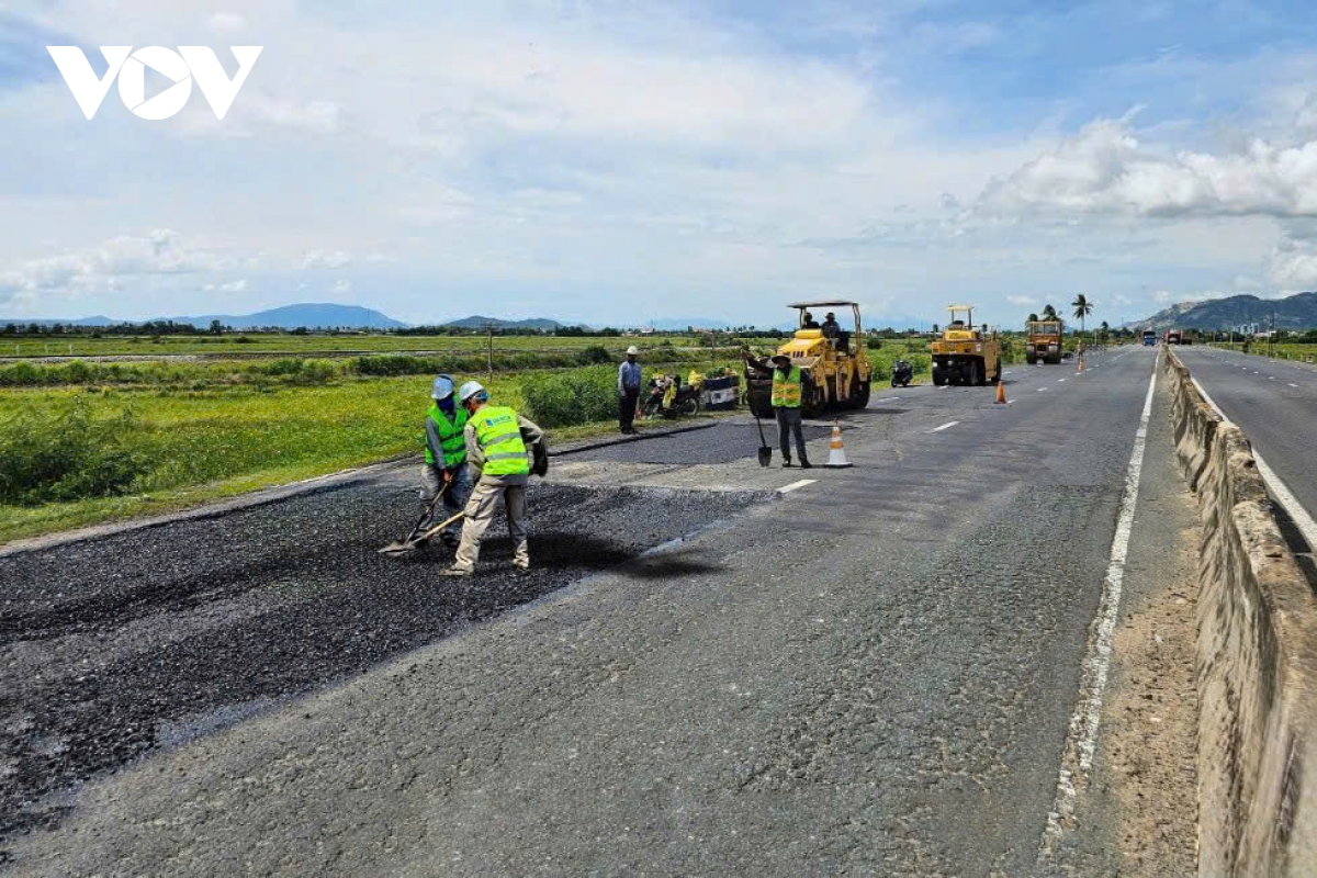 Chủ động duy tu, bảo dưỡng các tuyến đường ở Khánh Hoà trước mùa mưa bão