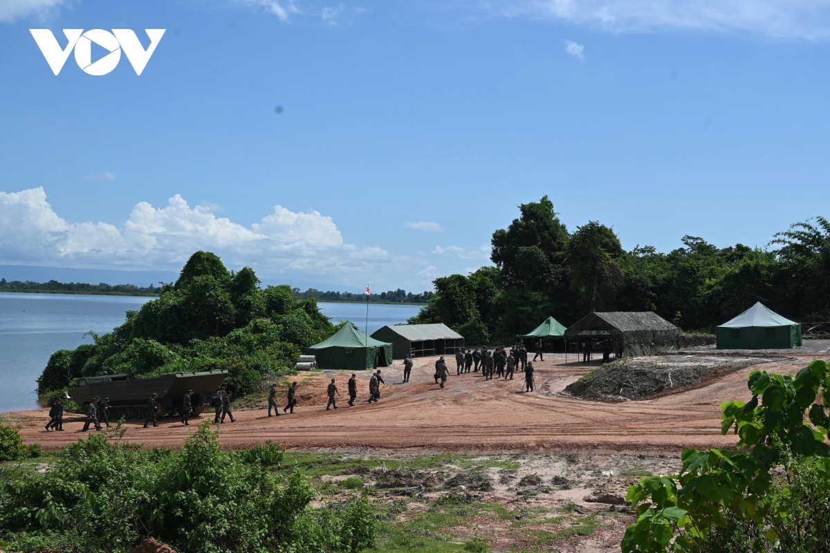 quan doi lao - viet nam - campuchia phoi hop dien tap cuu ho, cuu nan sat thuc te hinh anh 3