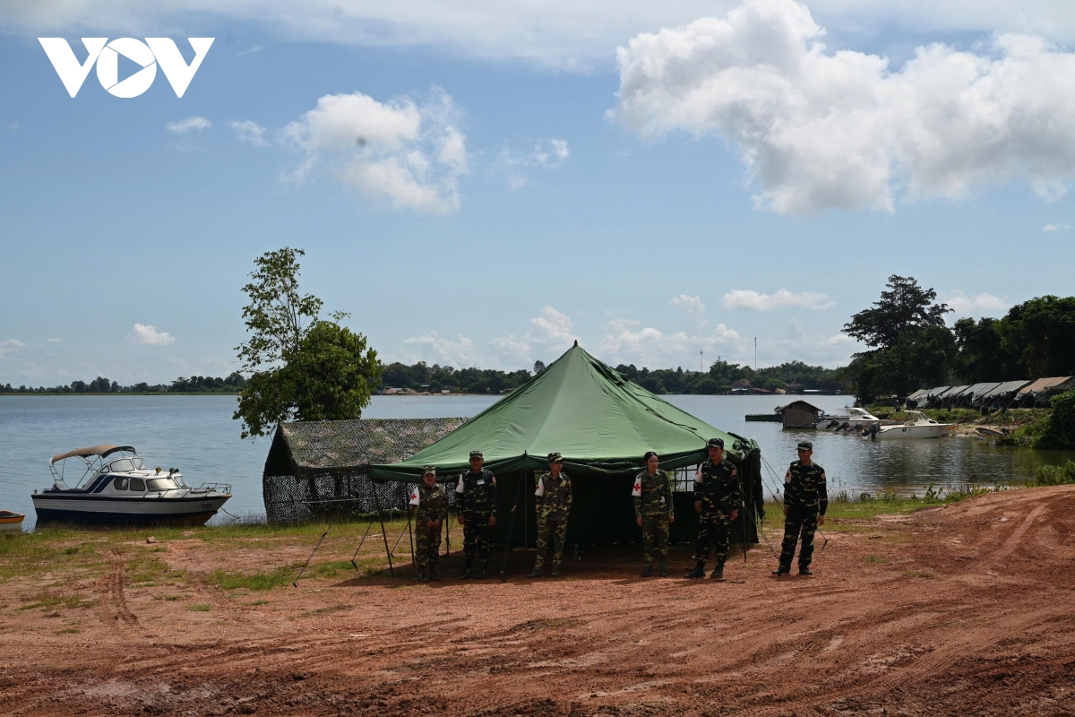 quan doi lao - viet nam - campuchia phoi hop dien tap cuu ho, cuu nan sat thuc te hinh anh 2