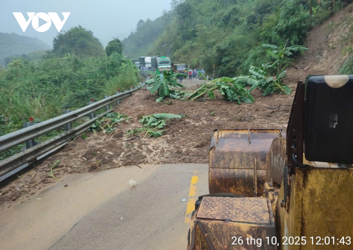 Mưa lớn gây sạt lở nghiêm trọng, giao thông miền núi Quảng Ngãi – Đà Nẵng ách tắc