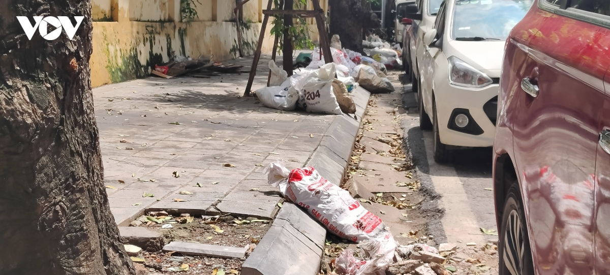 nhuc nhoi nan do trom rac, phe thai xay dung tren duong pho ha noi hinh anh 11