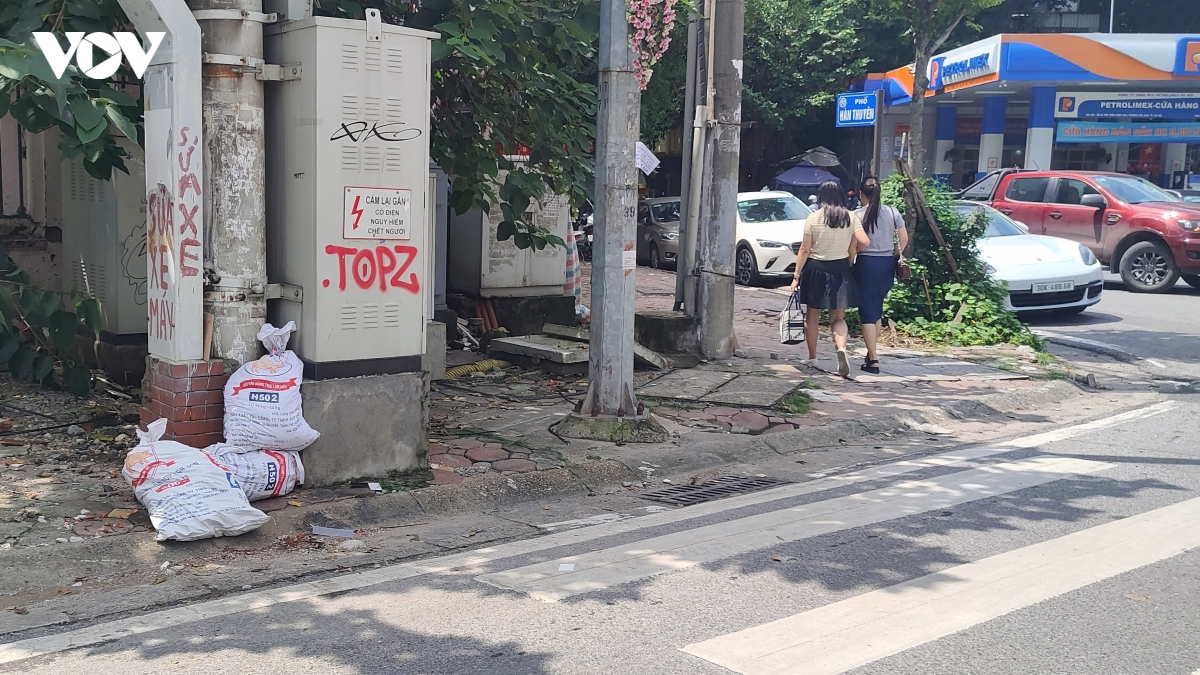 nhuc nhoi nan do trom rac, phe thai xay dung tren duong pho ha noi hinh anh 2
